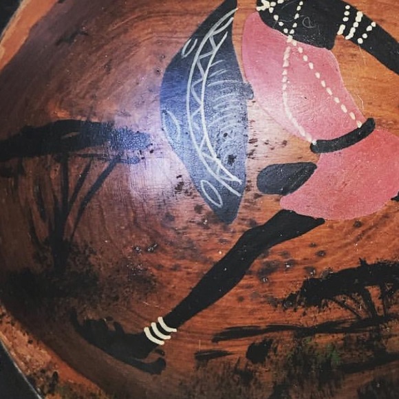 Handcrafted African wood art bowl - Picture 6 of 9